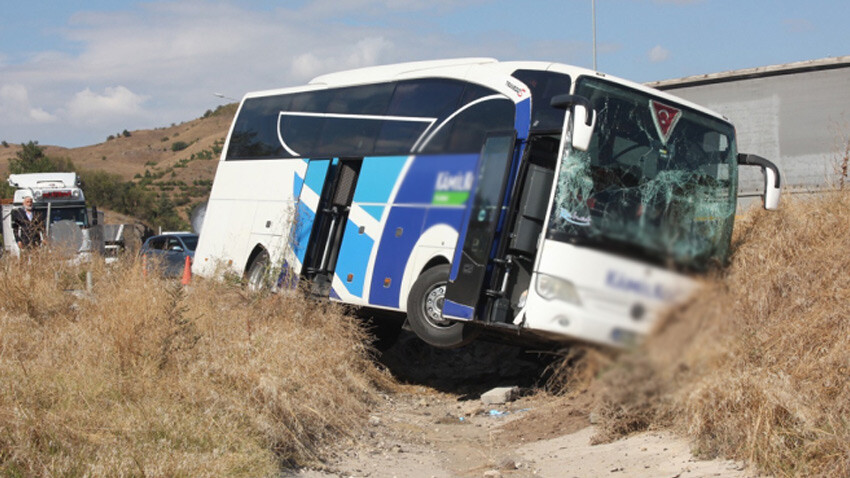 Amasya'da korkunç kaza: Yolcu dolu otobüs refüje savruldu Amasya'da korkunç kaza: Yolcu dolu otobüs refüje savruldu