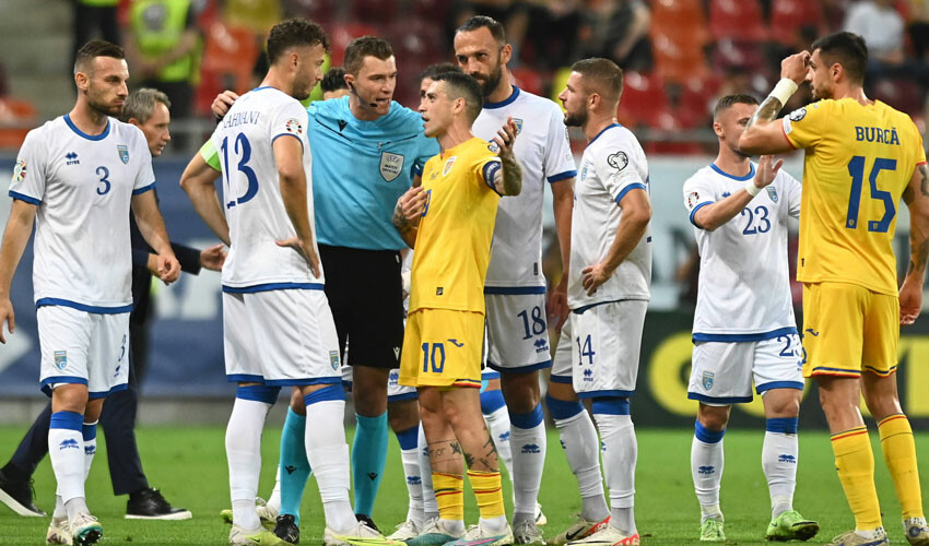 Romanya - Kosova maçında ırkçılık skandalı! Maç yarıda durdu, Vedat Muriç kırmızı kart gördü