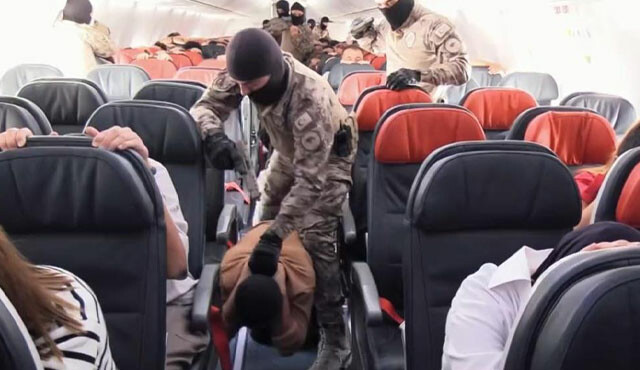 Gerçeği aratmadı… Özel harekattan nefes kesen tatbikat kamerada! Gerçeği aratmadı… Özel harekattan nefes kesen tatbikat kamerada!