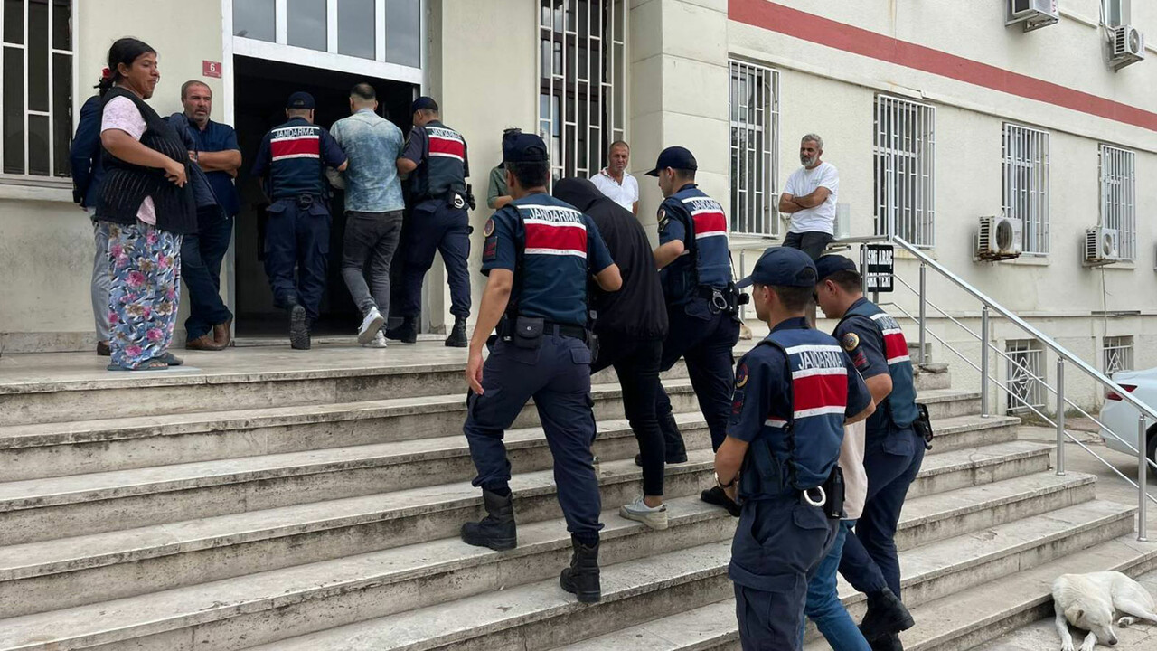Edirne'de "insan kaçakçılığı" yapan 19 kişi tutuklandı Edirne'de "insan kaçakçılığı" yapan 19 kişi tutuklandı