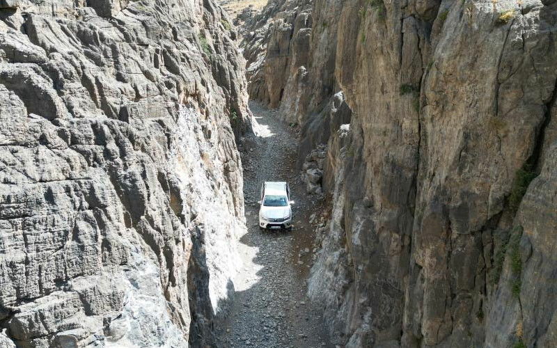 Silah seslerinin yerini iş makineleri aldı…  Terörle anılan Tanin şenlendi!