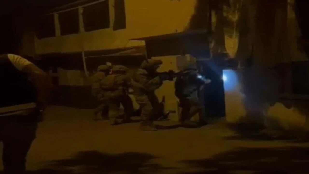 Şafak vakti bin polisle dev operasyon: 106 kişi gözaltına alındı Şafak vakti bin polisle dev operasyon: 106 kişi gözaltına alındı