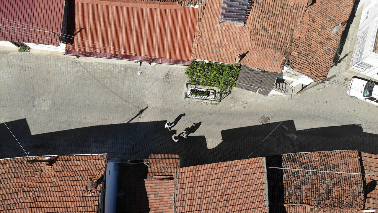 Sokak ortasında esrarengiz mezar: Kime ait olduğu bilinmiyor, yoldan geçen araçlar fark etmeden çarpıyor