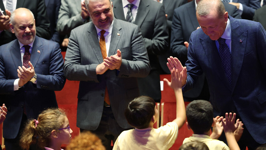 Son dakika... Cumhurbaşkanı Erdoğan'dan öğretmenlere müjde: Ek ders ücretlerine yüzde 25 zam