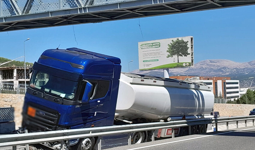 Tır sürücüsü uyudu, az kalsın facia yaşanıyordu