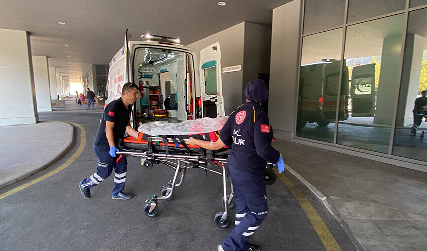 İşçi servisi anne ve kızına çarptı: 2 ölü, 6 yaralı İşçi servisi anne ve kızına çarptı: 2 ölü, 6 yaralı