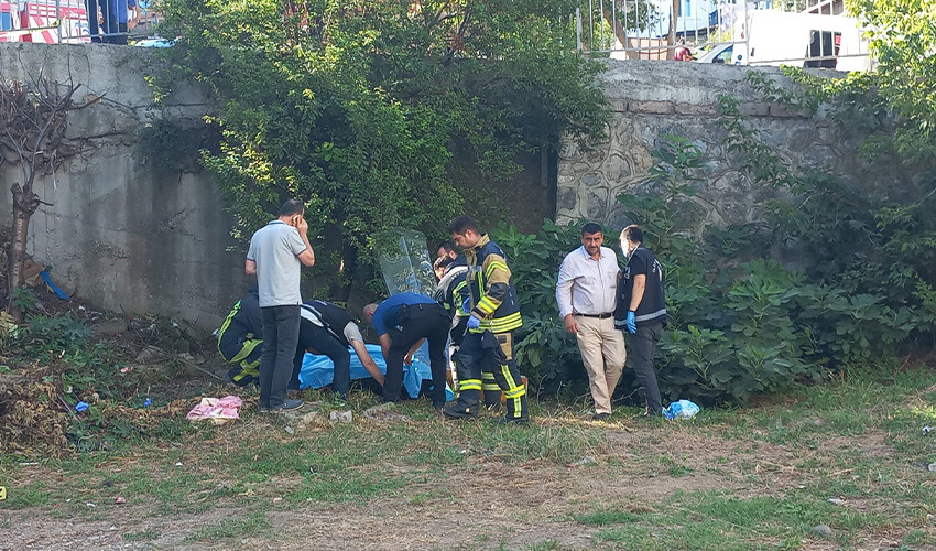 İşçi servisi anne ve kızına çarptı: 2 ölü, 6 yaralı İşçi servisi anne ve kızına çarptı: 2 ölü, 6 yaralı