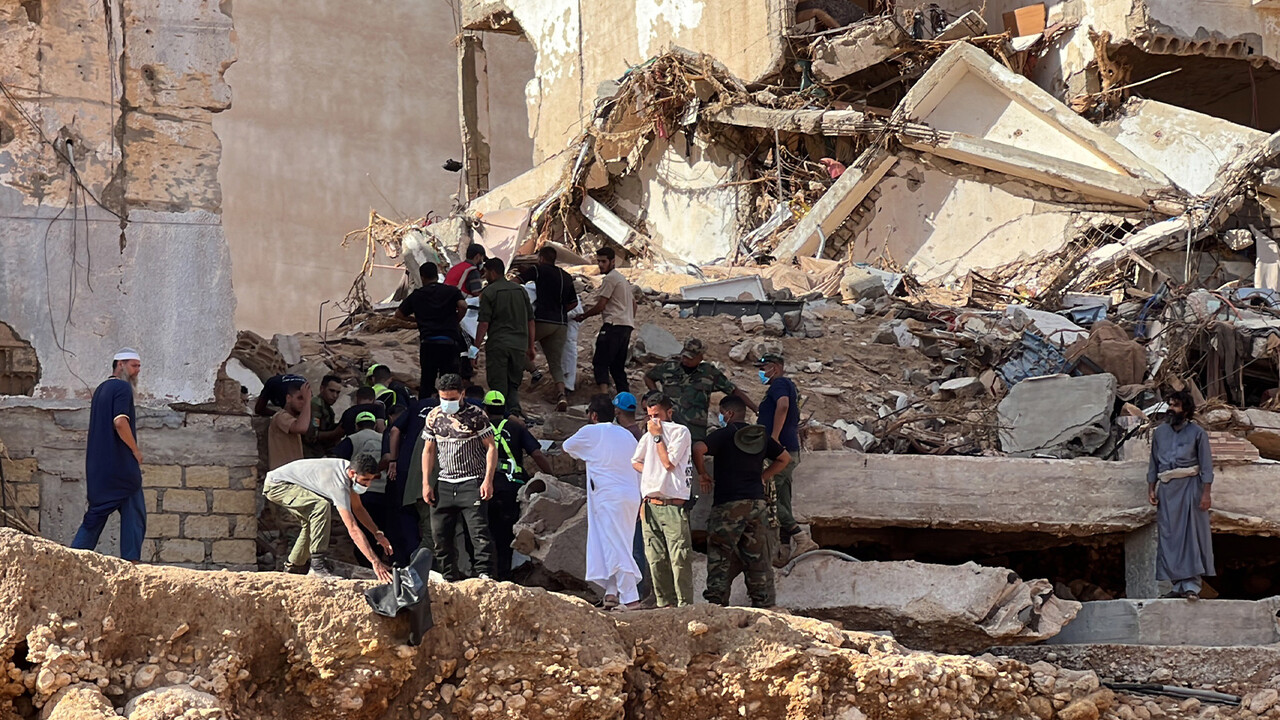 Bir şehir yerle bir oldu! Toplu mezarların açıldığı Libya’da felaketin boyutu gözler önüne serildi
