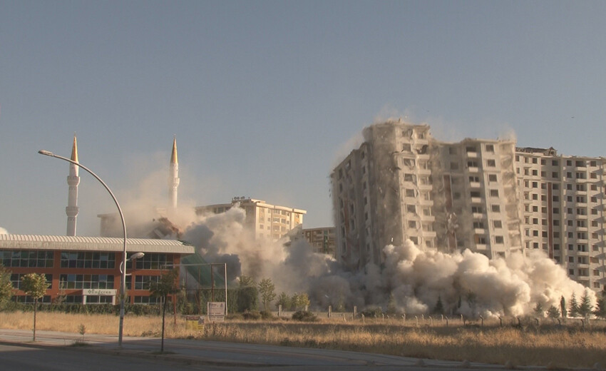 Ağır hasarlı 3 blok saniyeler içerisinde yerle bir oldu: Site sakinleri gözyaşlarına hakim olamadı