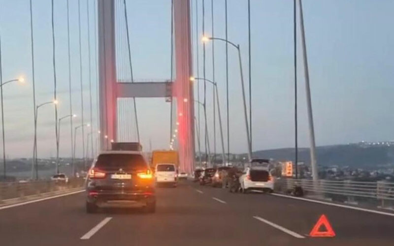 Köprüde bir garip olay! Kimse ne olduğunu anlayamadı... Aynı anda tüm araçların lastikleri patladı