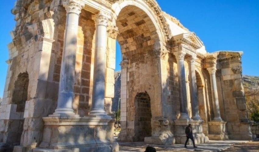 Adana'da heyecanlandıran kazı: 7 bin 500 yıllık antik kentten hazine çıktı! Adana'da heyecanlandıran kazı: 7 bin 500 yıllık antik kentten hazine çıktı!