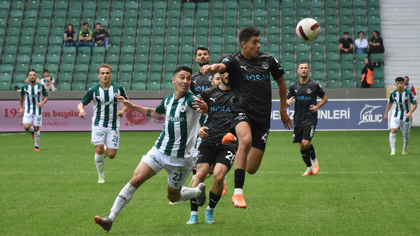 Giresunspor Teknik Direktörü Mustafa Kaplan maçta fenalaştı, hastaneye kaldırıldı
