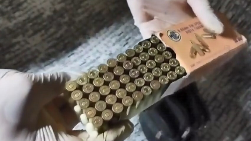 Ev değil cephanelik çıktı, poşet poşet silah ele geçirildi