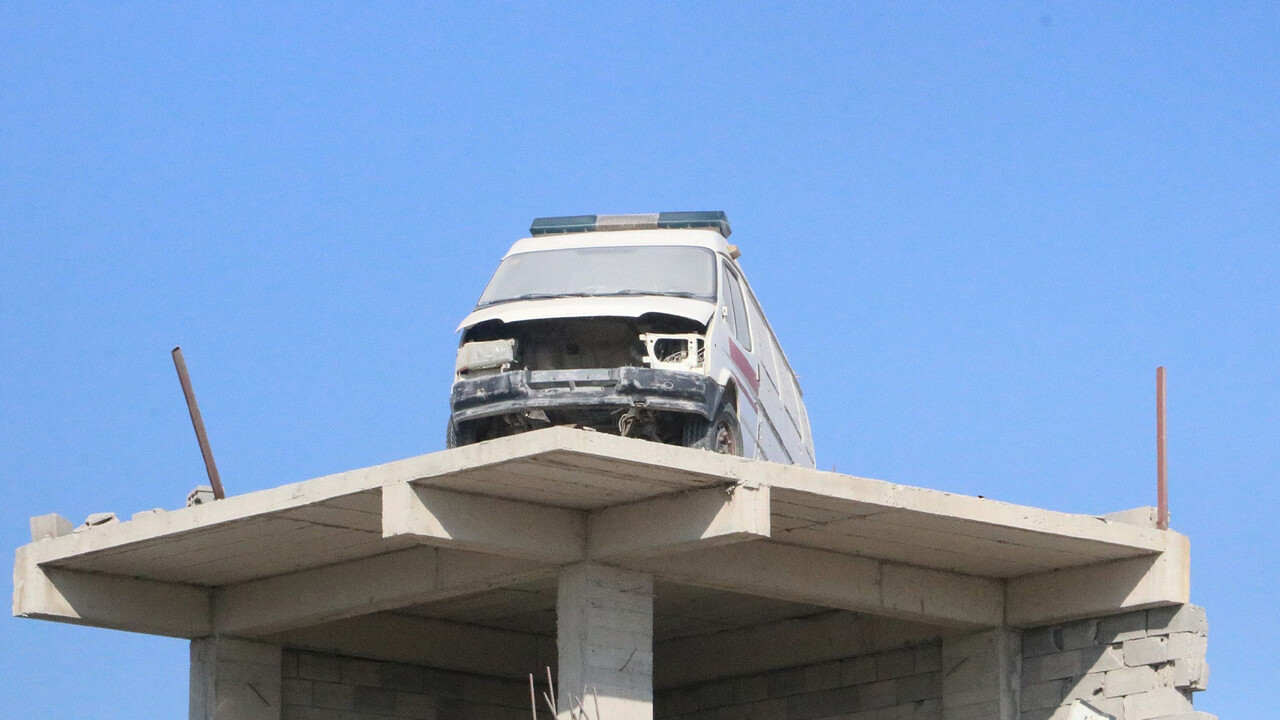 Dikkat çeksin diye tepeye koydu: Her yer yıkıldı, minibüs yerinden kıpırdamadı Dikkat çeksin diye tepeye koydu: Her yer yıkıldı, minibüs yerinden kıpırdamadı