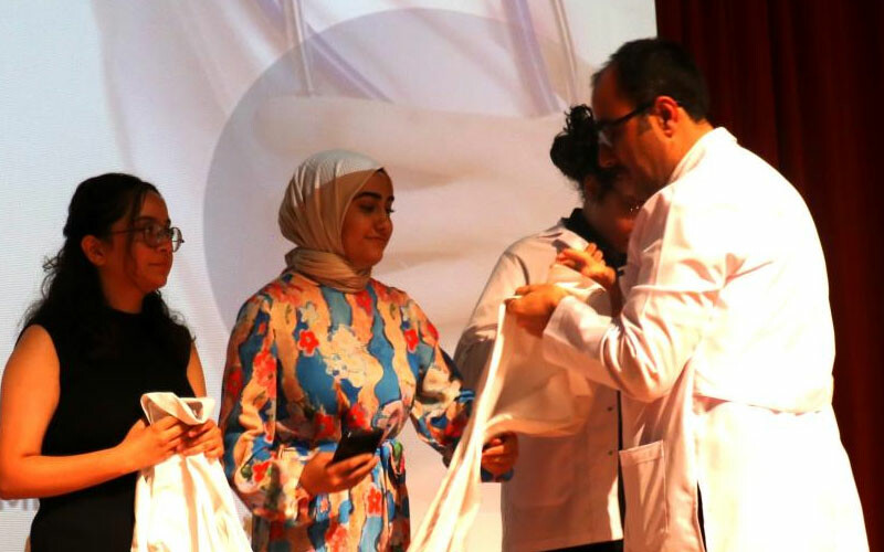 Hem çalıştı hem okudu, azmiyle ilham oldu… Temizlikçi olarak çalıştığı hastanede doktor olacak! Hem çalıştı hem okudu, azmiyle ilham oldu… Temizlikçi olarak çalıştığı hastanede doktor olacak!