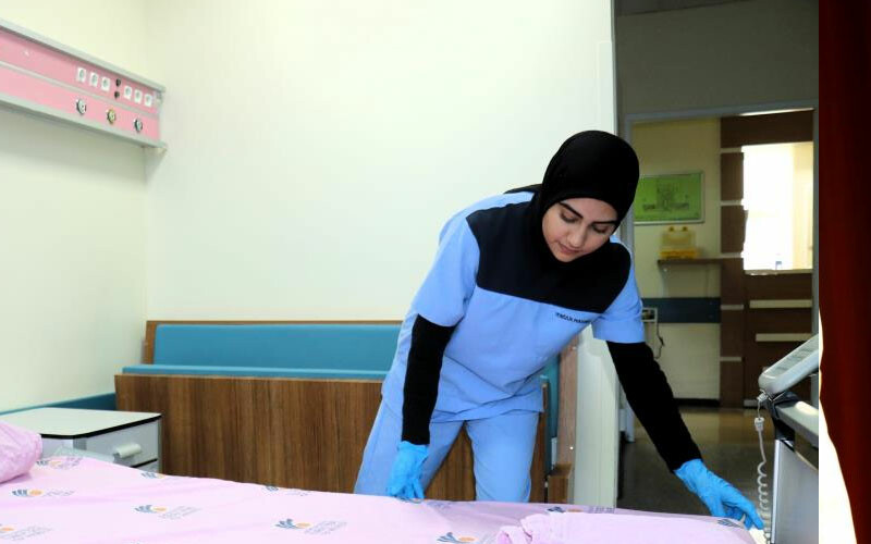 Hem çalıştı hem okudu, azmiyle ilham oldu… Temizlikçi olarak çalıştığı hastanede doktor olacak! Hem çalıştı hem okudu, azmiyle ilham oldu… Temizlikçi olarak çalıştığı hastanede doktor olacak!