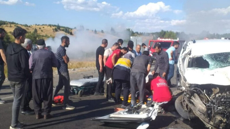 Korkunç kaza! Araca çarpan vinç alev aldı: Yaralılar var Bingöl- Diyarbakır- kaza