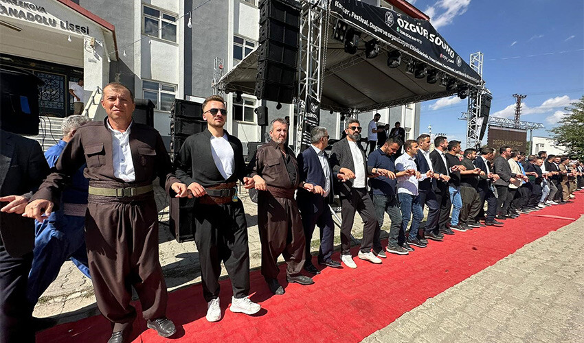 Böyle düğün görülmedi: Toplanan takılar saymakla bitmedi