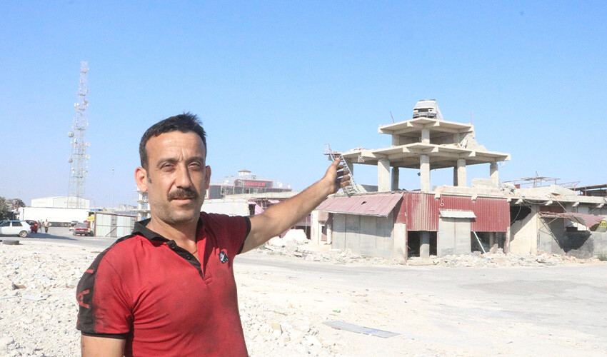 Dikkat çeksin diye tepeye koydu: Her yer yıkıldı, minibüs yerinden kıpırdamadı Dikkat çeksin diye tepeye koydu: Her yer yıkıldı, minibüs yerinden kıpırdamadı