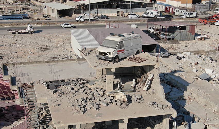 Dikkat çeksin diye tepeye koydu: Her yer yıkıldı, minibüs yerinden kıpırdamadı Dikkat çeksin diye tepeye koydu: Her yer yıkıldı, minibüs yerinden kıpırdamadı