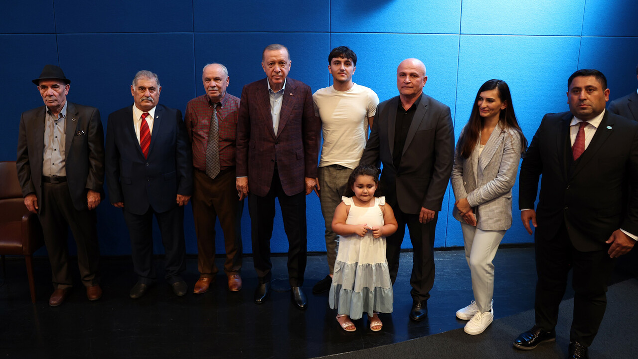 Ahıska Türkleri kimliklerini aldı, Cumhurbaşkanına teşekkür etti: Erdoğan Türklerin babasıdır Ahıska Türkleri kimliklerini aldı, Cumhurbaşkanına teşekkür etti: Erdoğan Türklerin babasıdır
