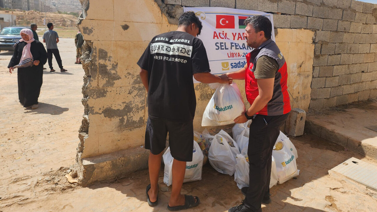 Sadakataşı Libya&#039;da sel mağdurlarına yardım ulaştırdı