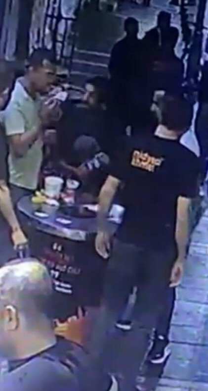 Restoranda panik anları! Müşterilerin üzerine fırlattığı "sıvı" korkuya neden oldu restoran. beşiktaş- tiner