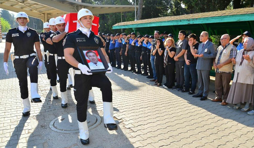 "Aha dayıya sor" videosuyla tanınmıştı! Polis memuru şehit oldu "Aha dayıya sor" videosuyla tanınmıştı! Polis memuru şehit oldu