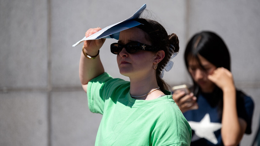 ABD'li bilim adamlarının Haziran ayında uyardığı 'El Nino' hava olayı, Avustralya'da etkisini hissettirmeye başladı. Pasifik Okyanusu'nda başlayan ısınma, ilkbahar mevsiminin başında olan bölgede sıcaklıkları 34 dereceye kadar yükseltti.