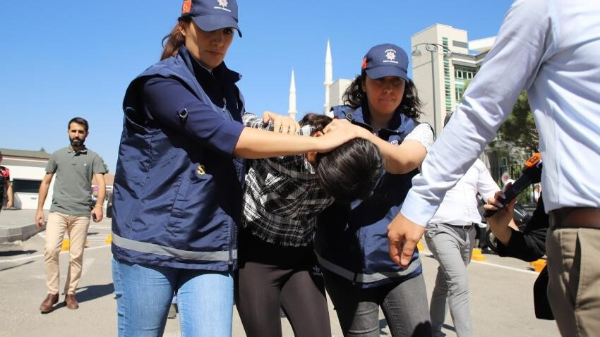 Öldürülerek cesedi derin dondurucuda saklanan Lina Nazlı bebeğin davası başladı: Sanıklar gelmedi Öldürülerek cesedi derin dondurucuda saklanan Lina Nazlı bebeğin davası başladı: Sanıklar gelmedi