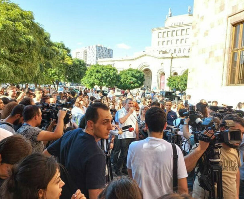 Azerbaycan'ın operasyonu Ermenistan'da ortalığı karıştırdı! Nikol Paşinyan'a darbe çağrısı Azerbaycan'ın operasyonu Ermenistan'da ortalığı karıştırdı! Nikol Paşinyan'a darbe çağrısı