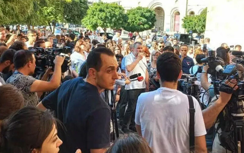 Ermenistan Başbakanı Paşinyan: İç ve dış güçler bizi savaşa sürüklemek istiyor Azerbaycan ordusunun Karabağ'da operasyon başlatmasından sonra başkent Erivan'da toplanan kalabalık grup, Nikol Paşinyan'ın istifasını talep etti.