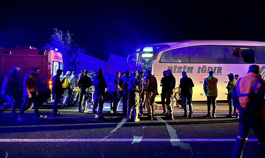 Erzurum'da yolcu otobüsü traktöre çarptı: Çok sayıda ölü ve yaralı var