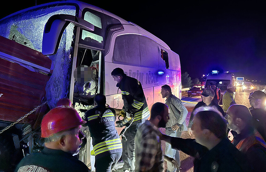 Erzurum'da yolcu otobüsü traktöre çarptı: Çok sayıda ölü ve yaralı var