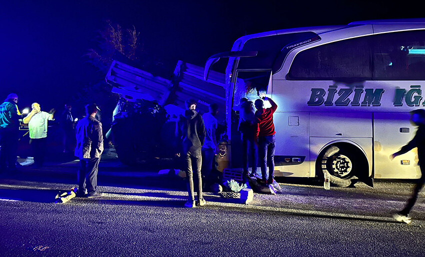 Erzurum'da yolcu otobüsü traktöre çarptı: Çok sayıda ölü ve yaralı var