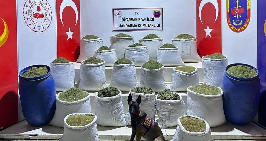 Terörün finans kaynağına ağır darbe! Diyarbakır’da 2 ton esrar ele geçirildi Terörün finans kaynağına ağır darbe! Diyarbakır’da 2 ton esrar ele geçirildi