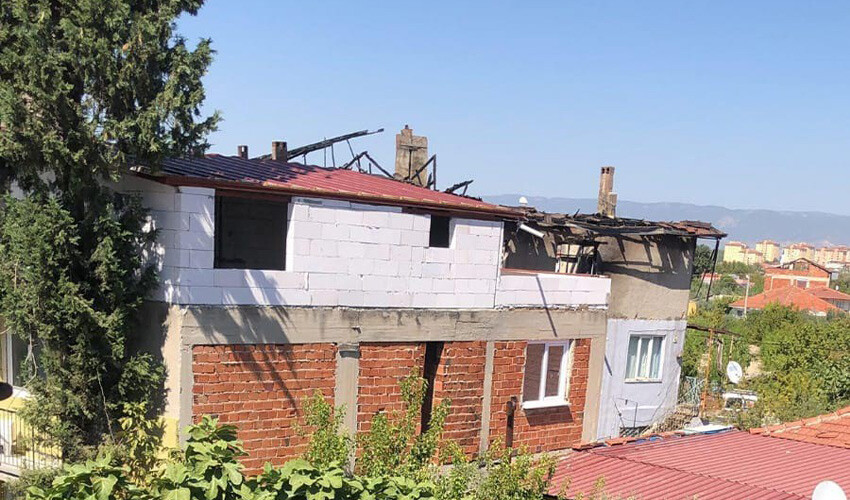 Ocakta yağ unuttu: Koca ev yandı