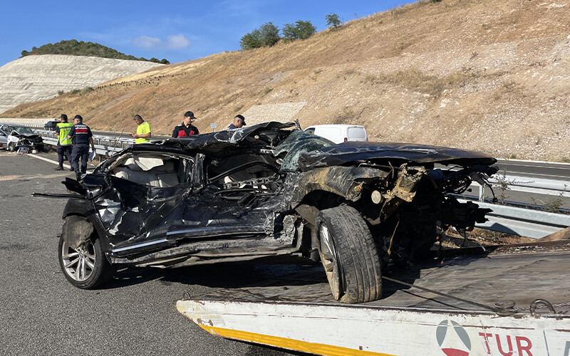 Otomobilin motoru yola fırladı! İstanbul-İzmir Otoyolu'nda zincirleme kaza: Ölü ve yaralılar var Otomobilin motoru yola fırladı! İstanbul-İzmir Otoyolu'nda zincirleme kaza: Ölü ve yaralılar var