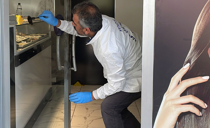 İzmir’de güpegündüz kuyumcu soygunu: Çalışanı vurdu, yarım kilo altını alıp kaçtı