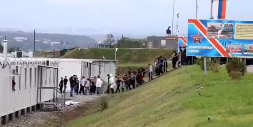 Ateşkes sonrası havalimanına akın ettiler! Ermeniler, Hocalı'yı terk etmeye başladı Ateşkes sonrası havalimanına akın ettiler! Ermeniler, Hocalı'yı terk etmeye başladı