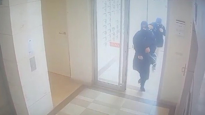 Bursa'da evlere 'kart-film' yöntemiyle giren ve yaklaşık 5 milyon liraya yakın vurgun yapan 18 şüpheli yakalandı. Şüphelilerden 9'u tutuklanarak cezaevine gönderilirken, adliyeye sevk edilen kadınlardan birinin sözleri duyanları şoke etti.