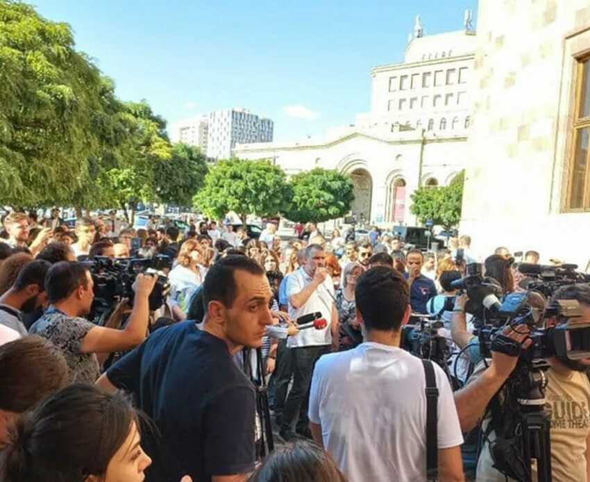 Ermenistan'da halk Karabağ yenilgisi sonrasında tepkili! Paşinyan sığınağa kaçtı iddiası Ermenistan'da halk Karabağ yenilgisi sonrasında tepkili! Paşinyan sığınağa kaçtı iddiası