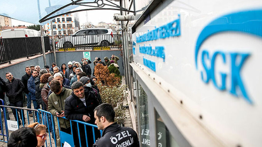 Emekli olamayan EYT'liler ve Bağ-Kur'lular dikkat! SGK uzmanı Erdursun uyardı: Okumadan müracaat etmeyin SGK Uzmanı Özgür Erdursun, EYT'lilerin maaşlarının daha önce Ekim ayını bulabileceğini söylediğini hatırlattı