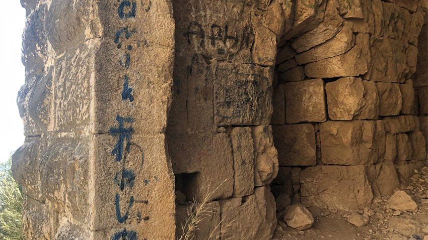 Tarihi kalenin duvarlarını görenlerin içi gidiyor