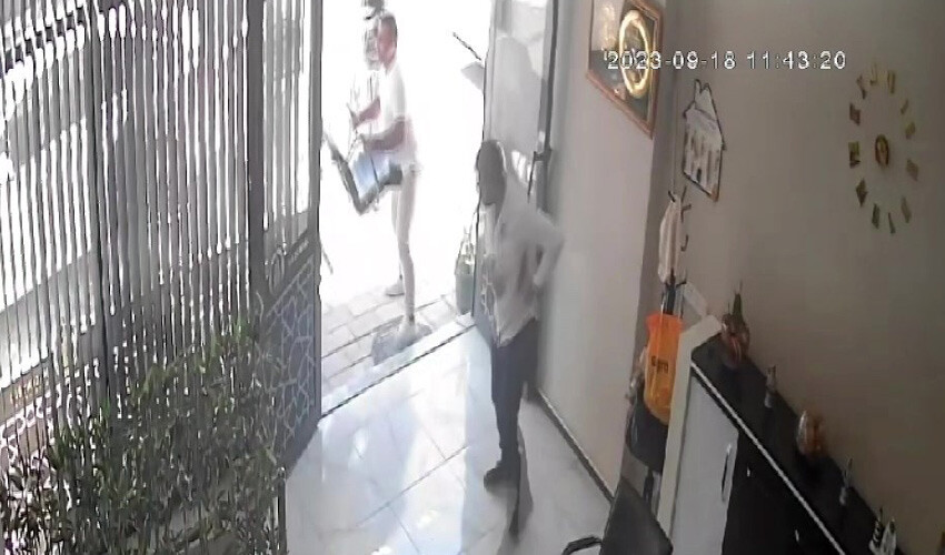 Kayınpeder damadına bıçakla saldırdı: Dehşet anları kamerada Kayınpeder damadına bıçakla saldırdı: Dehşet anları kamerada