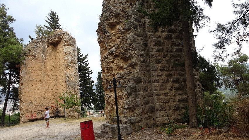 Tarihi kalenin duvarlarını görenlerin içi gidiyor