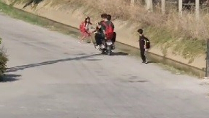 Okuldan dönen çocuklara motoruyla korku dolu anlar yaşattı, 16 bin lira ceza kesildi Okuldan dönen çocuklara motoruyla korku dolu anlar yaşattı, 16 bin lira ceza kesildi