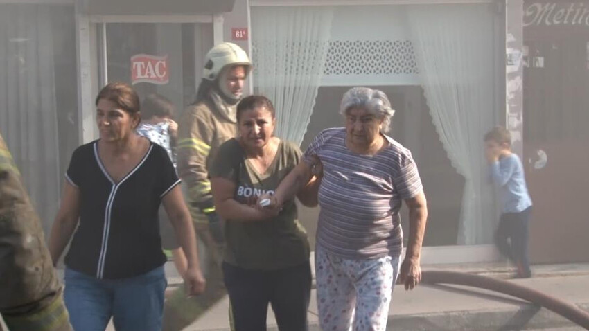 6 katlı binanın çatısı alev alev yandı! İtfaiyecilere bahçe hortumuyla destek 6 katlı binanın çatısı alev alev yandı! İtfaiyecilere bahçe hortumuyla destek
