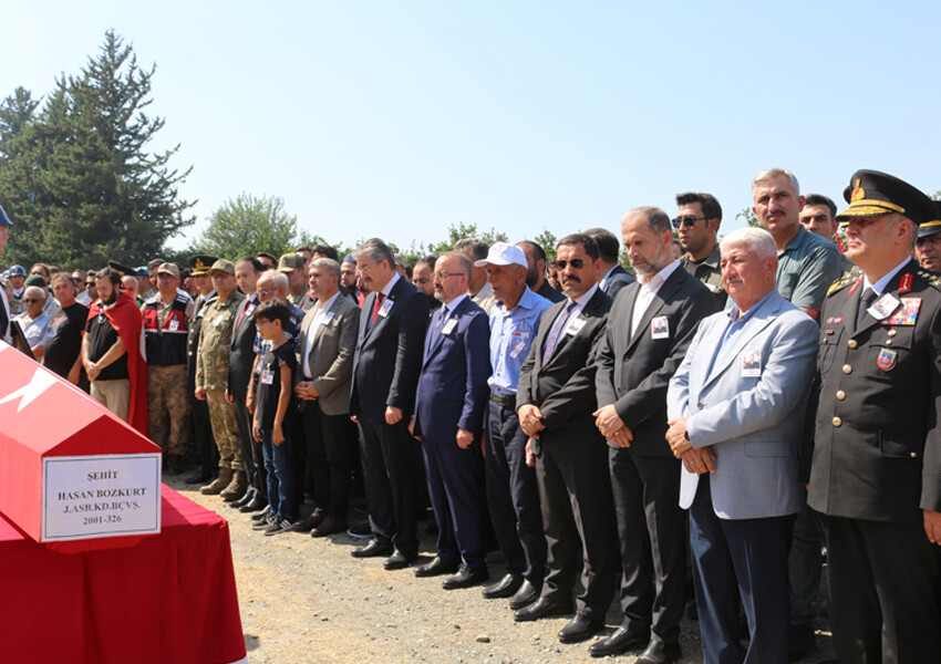 Şehit Jandarma Astsubay Hasan Bozkurt toprağa verildi Şehit Jandarma Astsubay Hasan Bozkurt toprağa verildi