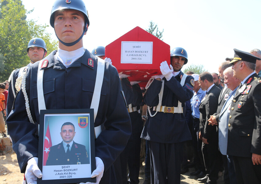 Şehit Jandarma Astsubay Hasan Bozkurt toprağa verildi Şehit Jandarma Astsubay Hasan Bozkurt toprağa verildi